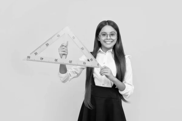 Criança Alegre Uniforme Escolar Óculos Segurar Triângulo Matemático Para Medir — Fotografia de Stock