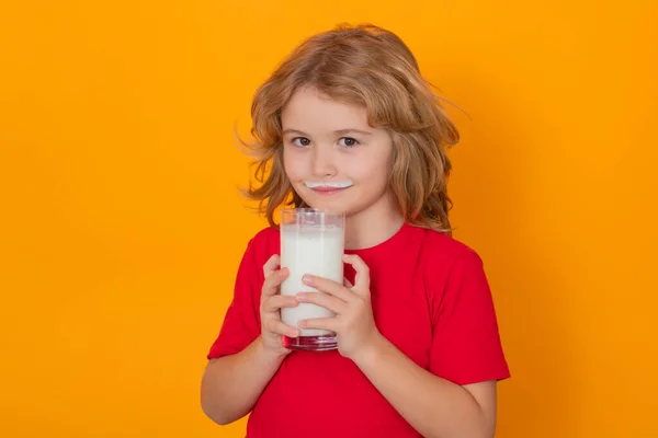 Comida Saudável Para Crianças Criança Bebendo Leite Isolado Amarelo Menino — Fotografia de Stock