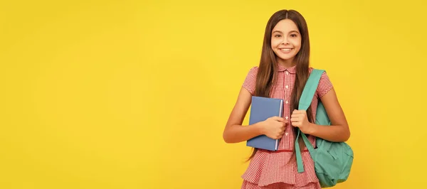Criança Escola Feliz Transportar Mochila Caderno Trabalho Dia Conhecimento Retrato — Fotografia de Stock