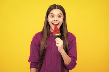 Şekerli lolipoplu çocuk. Şeker yemeyi bırak, şeker bağımlılığı. Genç diş bakımı, tatlıya düşkünlük.