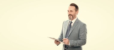 İnsan yüzü portresi, fotokopi alanı olan pankart. Mutlu adam notlar alıyor ya da beyaz klasör belgeleri üzerinde kontrat imzalıyor, notlar alıyor.