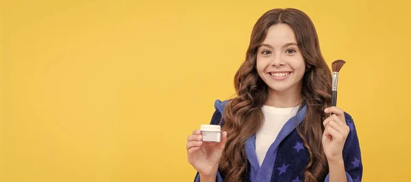 Boldog Gyermek Lány Kényelmes Fürdőköpenyben Ápolás Por Ecset Kozmetikumok Tinédzser — Stock Fotó