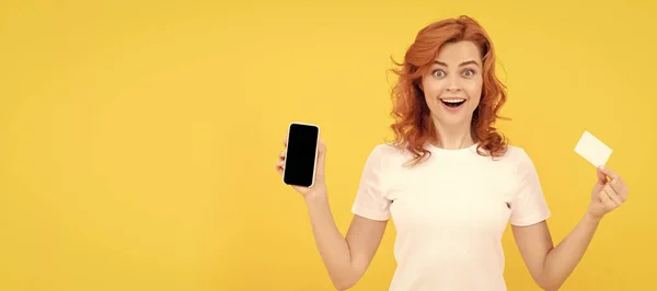 女性独立人脸肖像 横幅与模拟复制空间 兴奋的年轻女士使用手持信用卡的手机隔离了黄种人背景 — 图库照片