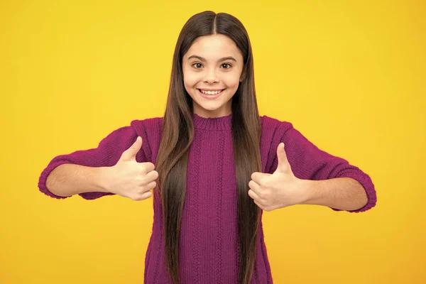 Παιδική Χειρονομία Ευτυχισμένο Κορίτσι Έφηβος Casual Ρούχα Δείχνει Τους Αντίχειρες — Φωτογραφία Αρχείου