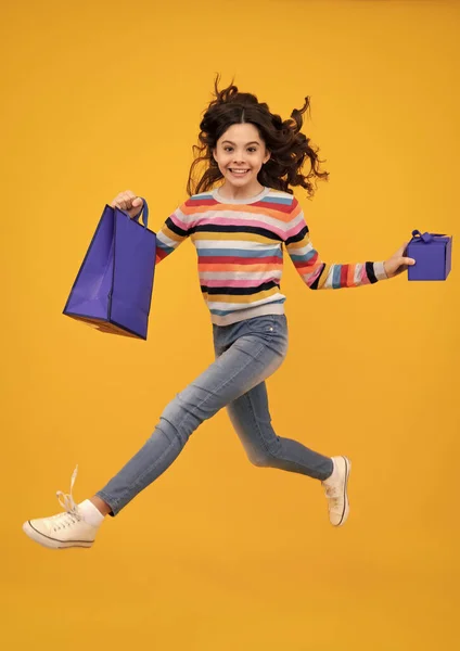 Παιδί Κορίτσι Κατέχουν Τσάντα Ψώνια Απολαμβάνοντας Την Πώληση Απομονώνονται Κίτρινο — Φωτογραφία Αρχείου