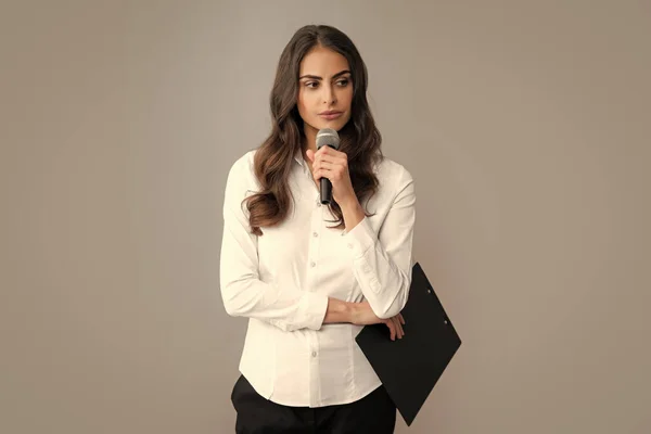 Jovem Empresária Falar Com Microfone Mulher Falar Com Microfone Conceito — Fotografia de Stock
