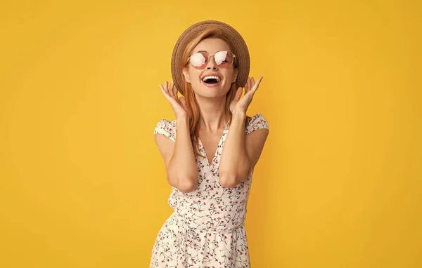 Mujer Alegre Sombrero Paja Gafas Sol Sobre Fondo Amarillo — Foto de Stock