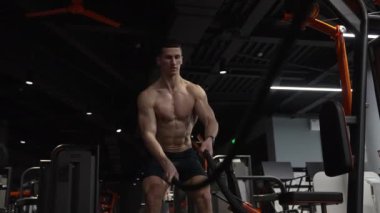 Spor salonu. Sporcu, savaş halatlarıyla spor yapıyor. Kas sporu sporcusu spor salonunda halatlarla antrenman yapıyor..