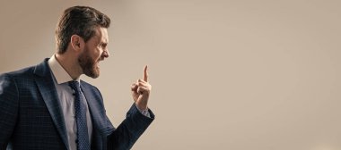 İnsan yüzü portresi, fotokopi alanı olan pankart. Agresif iş toplantısı. Liderlik için mücadele. memnuniyetsiz meslektaş anlaşmazlığı