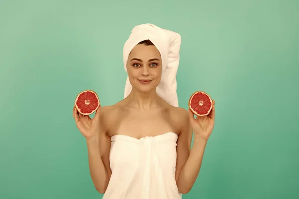 Positive Young Woman Towel Shower Grapefruit Blue Background — Fotografia de Stock