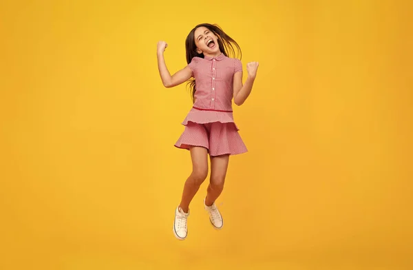 Lenyűgözött Tini Lány Boldog Tinédzser Gyerek Ugrás Gesztikuláló Boldogság Elszigetelt — Stock Fotó