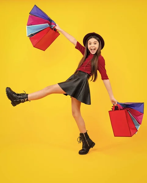 青少年拿着购物袋享受销售 小女孩准备去购物了 跑啊跳啊兴奋的少年 喜出望外 喜形于色 — 图库照片