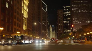 Chicago, ABD - 30 Nisan 2023: Yollu ve gökdelenli Metropolis şehrinin gece manzarası.