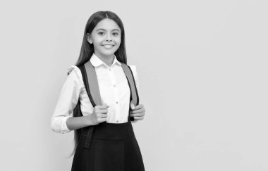 Okul üniformalı mutlu çocuk sırt çantası, fotokopi odası, okula geri dönüyor..