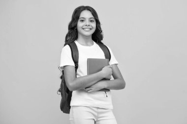 Okula dönelim. Genç liseli kızlar kitaplarını ve defterlerini öğrenmeye hazırlar. Okul çantalı çocuklar izole sarı stüdyo geçmişine sahipler.