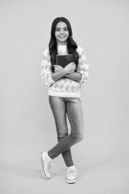 Okula dönelim. Kitaplı liseli bir kızın portresi. Çocuk okulu ve eğitim konsepti. Öğrenci kız.