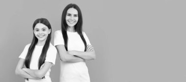 Anne ve kız çocuk afişi, kopyalama alanı, izole edilmiş arka plan. Anne ve kızı beyaz gömlekli. Mutlu çocukluk ve annelik. dostluk kavramı
