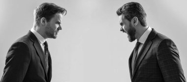 İnsan yüzü portresi, fotokopi alanı olan pankart. İki kızgın iş adamının yüz yüze bağırışları iş rekabeti ve çelişki yaratıyor