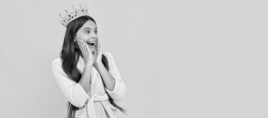 Prenses güzelliğine hayran kaldım. Bencil çocuk diyabet takıyor. Rahat bir uyku elbisesi içindeki kraliçe çocuk. Çocuk kraliçe prenses taçlandırılmış yatay poster tasarımı. Başlık, kopyalama alanı