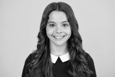 Gençlik gününde kameraya gülümseyen bir kızın hayat tarzı portresi. Mutlu çocuklar günü.