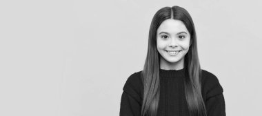 O mutlu. Paskalya tavşanı avı. Geleneksel bayram yemekleri. Parti için hazırım. Mutlu çocukluk. Çocuk yüzü, yatay poster, izole edilmiş genç kız portresi, fotokopi alanı olan pankart