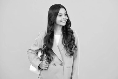 Mutlu yüz, pozitif ve gülümseyen genç kız duyguları. Stüdyoda güzel bir genç kız. Çocuk portresi