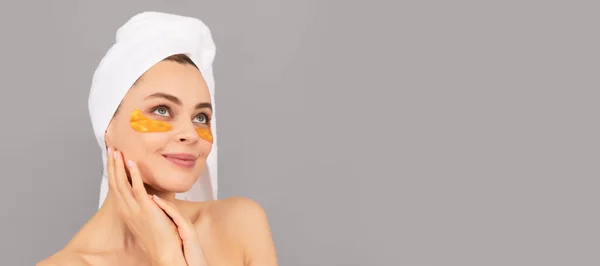 Vacker Flicka Med Frotté Handduk Använda Ansiktsbehandling Gyllene Ögonlapp För — Stockfoto
