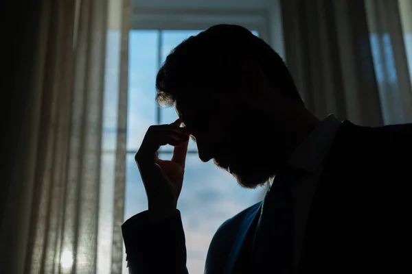 Yorgun Adamın Korkunç Bir Baş Ağrısı Var Bitkin Sağlıksız Hisseden — Stok fotoğraf