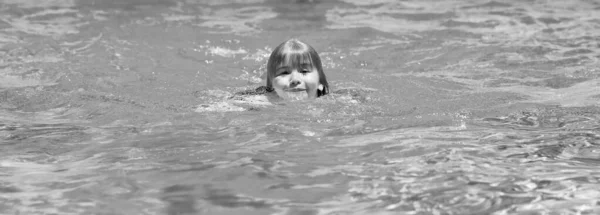Vtipný Malý Chlapec Relaxuje Bazénu Baví Během Letní Dovolené Tropickém — Stock fotografie