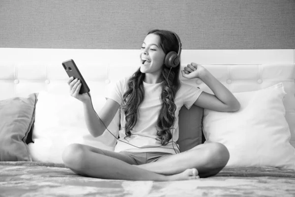 Teenager Girl Headphones Relax Bed Home Using Phone Child Earphones — Stockfoto