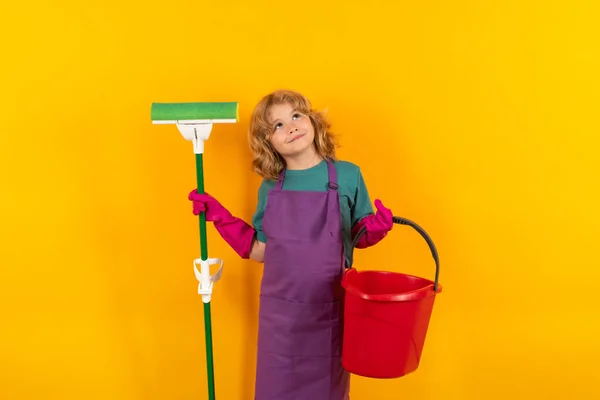 Dziecko Sprząta Domu Dzieciak Sprzątanie Mopem Aby Pomóc Pracach Domowych — Zdjęcie stockowe