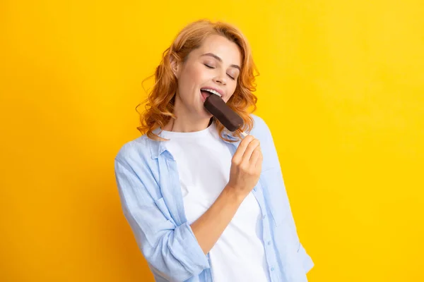 Летняя Концепция Положительная Женщина Держит Вкусное Замороженное Мороженое Любит Вкусно — стоковое фото
