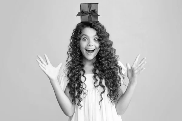Захоплений Підліток Радий Здивованим Радісним Емоціям Дитячій Дівчинці Років Подарунком — стокове фото