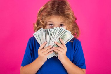 Doları olan zengin bir çocuk. Piyango çekilişi, büyük paralar, izole edilmiş pembe arka plan. 100 Amerikan doları.