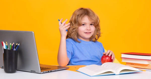 Schoolkind Studeert Klas Basisschool Kind Studeert Les Gele Geïsoleerde Achtergrond — Stockfoto