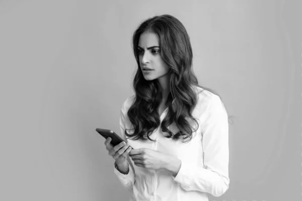 スマートフォンでメッセージを読み スマートフォンでテキストを入力し 電話画面を見て深刻なビジネス女性 女性フリーランサーチャットによる携帯電話 — ストック写真