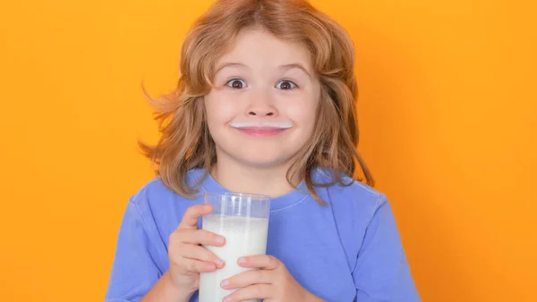 Organik Süt Süt Içen Küçük Çocuk Sarı Arka Planda Bir — Stok fotoğraf
