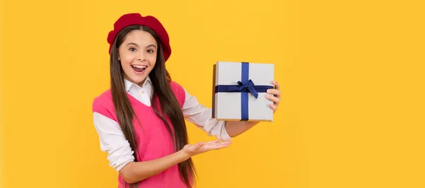소녀의 베레모에 한아이 아이는 있습니다 미녀가 쇼핑하러 선물을 포스터 — 스톡 사진