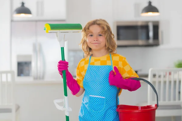孩子们用粉碎机和手套打扫房间 有趣的儿童洗衣房 清洗配件 清洁用品 家政和家庭清洁 — 图库照片