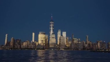 Manhattan New York Şehri, New York. New York Manhattan 'da hava karardığında zaman turu başlar. New York 'un Aşağı Manhattan Finansal Bölgesi Hudson Nehri' nde Timelapse Sunset. New York 'tan sevgilerle..