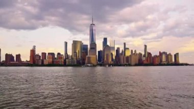 New York Manhattan 'da hava karardığında zaman turu başlar. New York 'un Aşağı Manhattan Finansal Bölgesi Hudson Nehri' nde Timelapse Sunset. New York 'tan sevgilerle. Manhattan New York Şehri NYC.