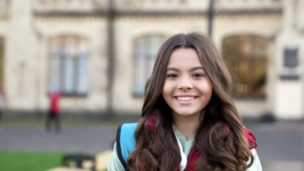 Αργή Κίνηση Θετικής Έφηβης Στο Πάρκο Έφηβη Μαθήτρια Έξω Μια — Αρχείο Βίντεο