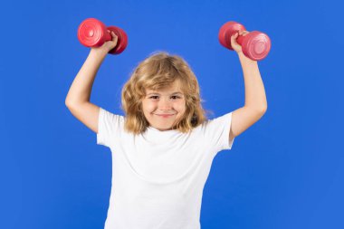 Kol kaslarını halterle şişiren sevimli çocuk. Dambılı spor çocukları.