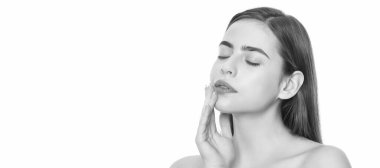 Güzel kadın teni. Genç bir kadın tenine dokunuyor, beyaz arka planda kapalı gözler, cilt bakımı. Kadın yüzü, yakın portre, kopyalanmış afiş