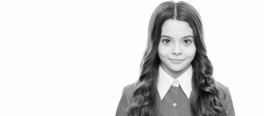 Gerçekten çok tatlı. Küçük kızın güzel görünüşü. Kuaför salonu. Saç bakımı ve cilt bakımı. Güzelliğe inan. Çocuk yüzü, yatay poster, izole edilmiş genç kız portresi, fotokopi alanı olan pankart