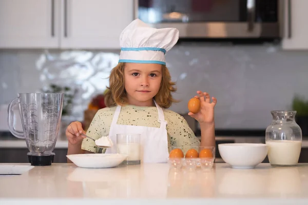 부엌에 계란있는 재밌는 요리사는 요리용 유니폼을 모자를 부엌에서 음식을 아이들 — 스톡 사진