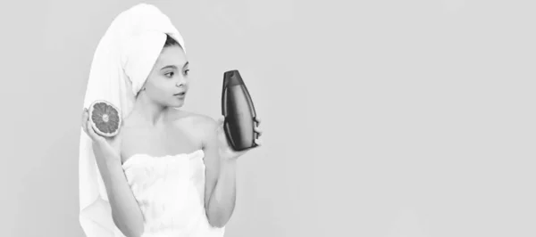 Tiener Kind Handdoek Met Grapefruit Shampoo Fles Gele Achtergrond Cosmetica — Stockfoto