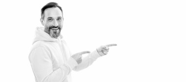 İnsan yüzü portresi, fotokopi alanı olan pankart. Kapüşonlu, yakışıklı ve olgun bir adam fotokopi alanını işaret ediyor. Beyazlar üzerinde izole edilmiş.