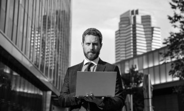 İnternet erişimi. e-postayı kontrol et Serbest çalışan adam blogu çevrimiçi. İş adamı blog yazmak için dizüstü bilgisayar kullanıyor. Sosyal ağ ve web günlüğü. İş bilgisayarı iletişimi. modern teknoloji.