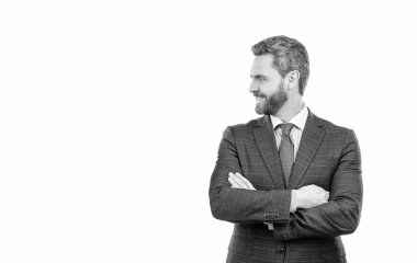 Güven en iyi ekiptir. Resmi takım elbiseli kendine güvenen bir adam. Güven kavramı. İş adamı kollarını kavuşturur. Genel müdür beyazı izole etti. İş başarısı, kopyalama alanı.